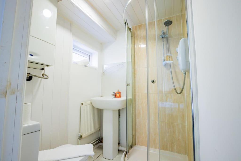 Host & - Manfield Avenue *