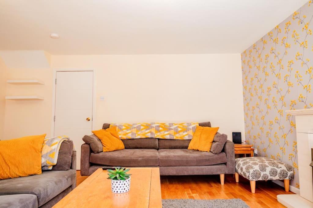 Host & - Manfield Avenue * Coventry