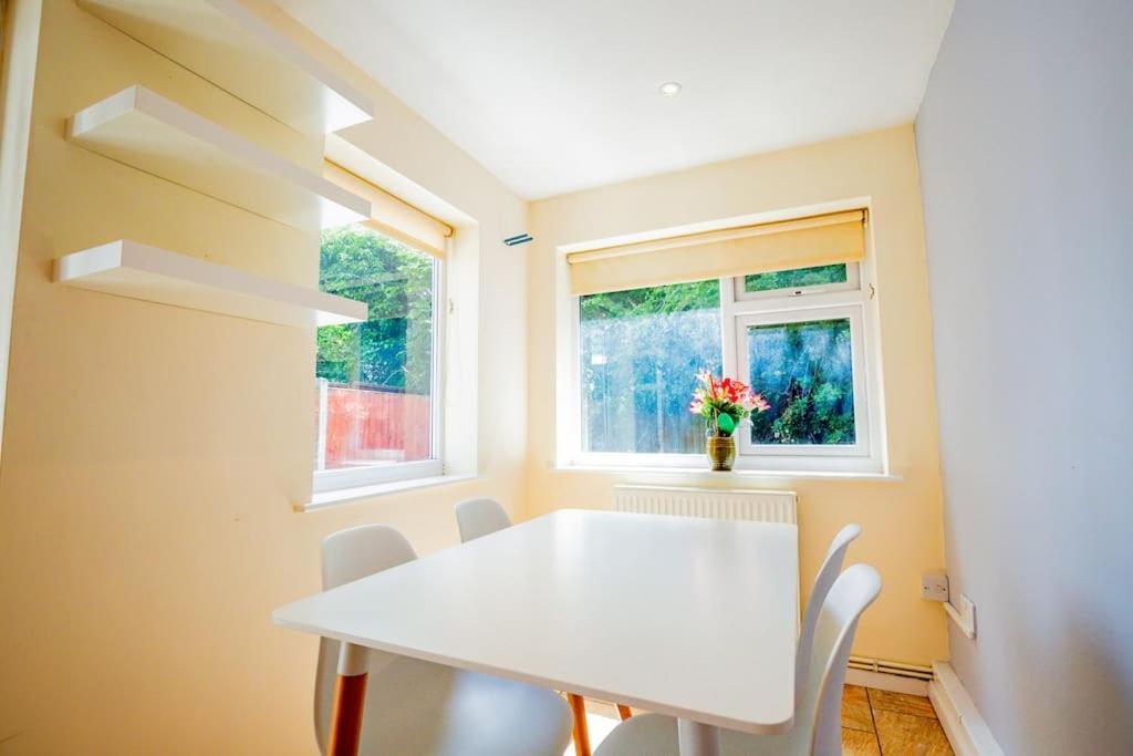 Host & - Manfield Avenue *