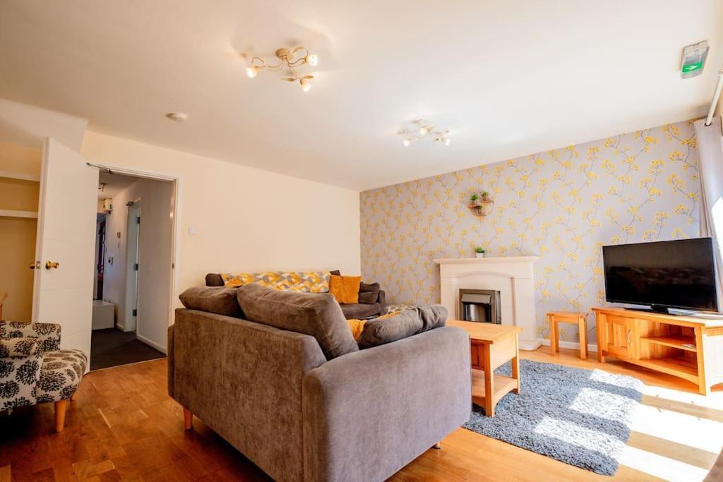Host & - Manfield Avenue *
