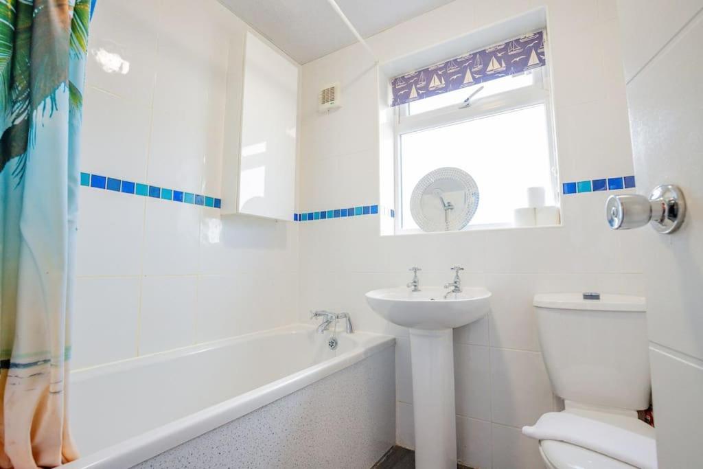 Host & - Manfield Avenue