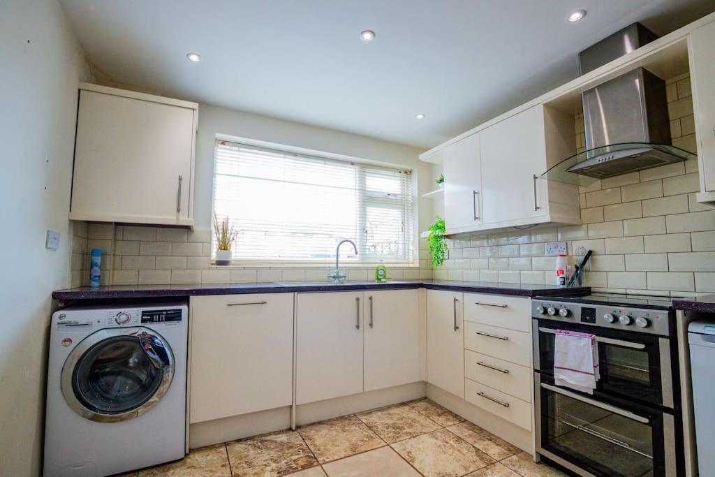Host & - Manfield Avenue *